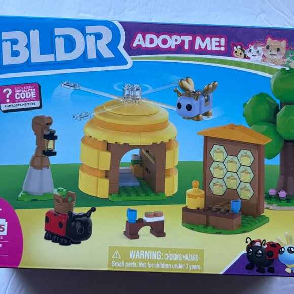 NEW BLDR Adopt Me! Coffee Shop Inerior with Queen Bee Building Set - 225 Pieces - Picture 6 of 13